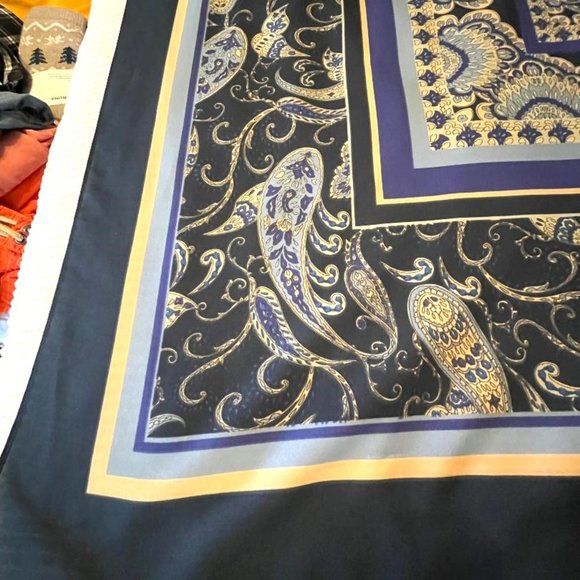 Gorgeous XL H&M polyester 51" square scarf shawl in blues & tan paisley print - Picture 5 of 6